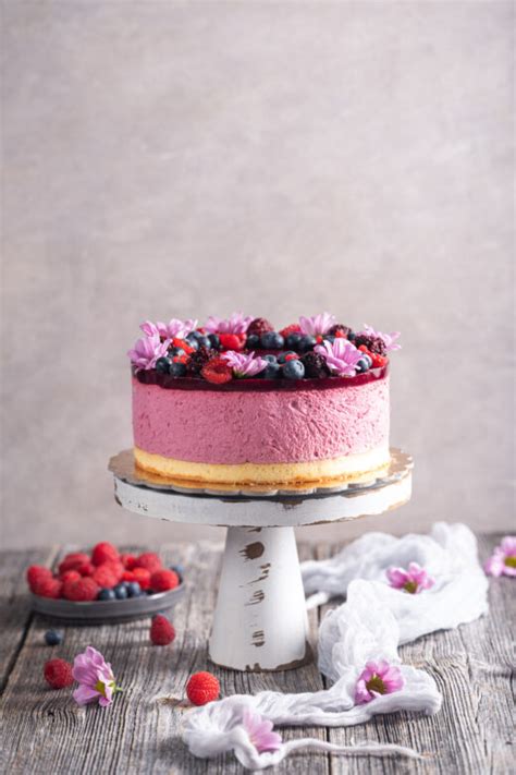 Tematska fotografija torte z belo čokolado in gozdnimi sadeži