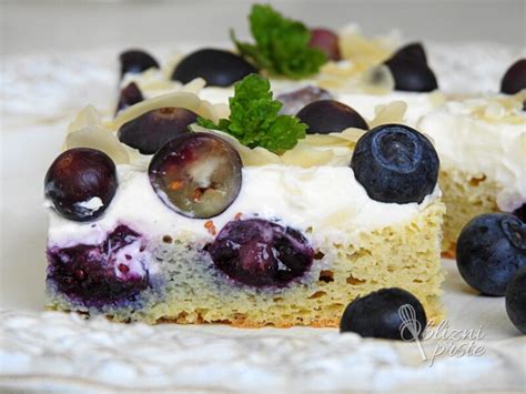 detajlna fotografija rezine jogurtove torte z borovnicami na krožniku