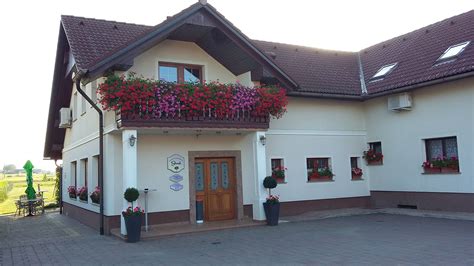 Zunanji pogled na Pivnico in slaščičarstvo Jereb s teraso in gostoljubnim ambientom