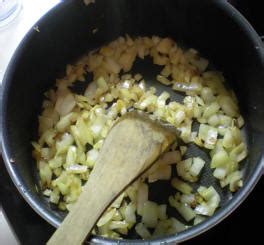 priprava zelenjavne juhe s krompirjem in gobami - praženje čebule