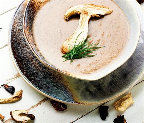 priprava gobove juhe s krompirjem - dodajanje gob v lonec