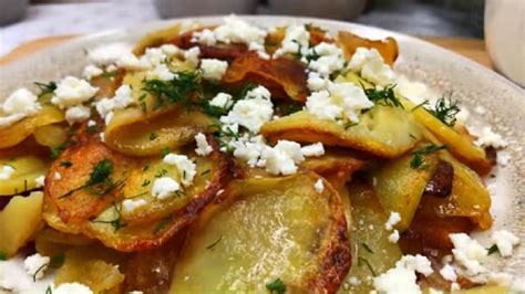 Prikaz sestavin za nadev (krompir, feta, zelišča)