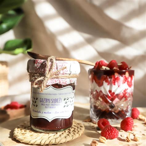 Ilustracija svežih gozdnih sadežev za okrasitev peciva