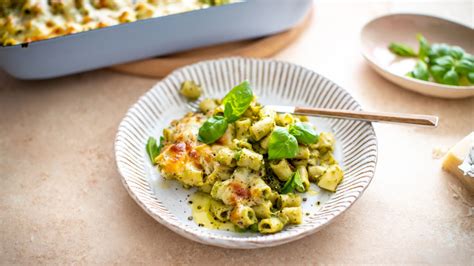 Sestavine za testenine s sladkornim grahom: testenine, grah, meta, pistacije, limona, kremni sir