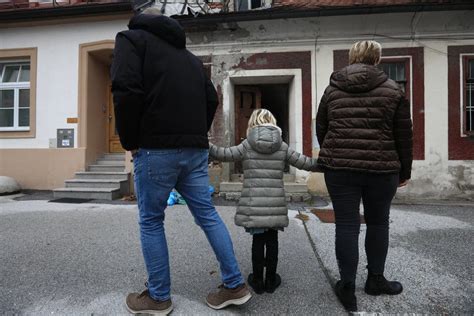 fotografija otroka, ki poskuša pire