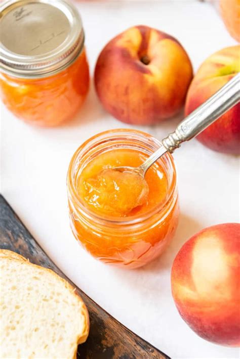 Infographic showing different methods of preparing peaches for jam (washing, pitting, optional peeling)