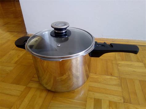 prikaz pravilnega zlaganja sarm v lonec za enakomerno kuhanje