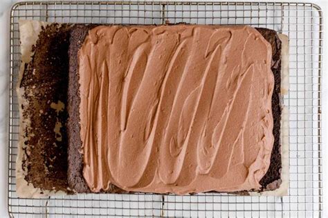 čokoladni ganache v posodi