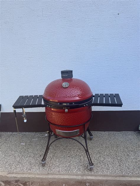 Fotografija različnih vrst žarov: na oglje, plinski in kamado.