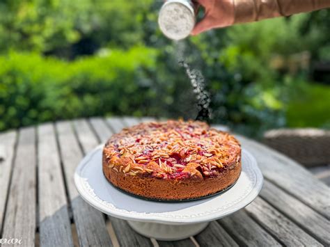 Shema priprave riževe torte z rabarbaro, ki prikazuje posamezne korake.