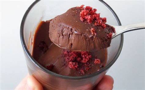 Temno čokoladni ganache v skledi