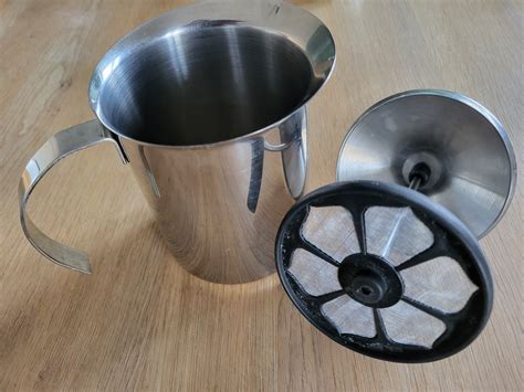 fotografija različnih vrčev za penjenje mleka