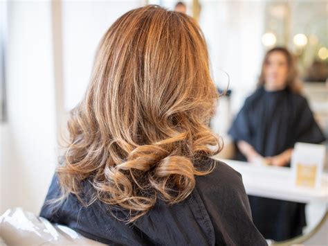 Ženska s subtilnimi blond prameni, ki dajejo naraven videz