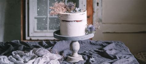 Tematska fotografija narobe obrnjene ananasove torte na servirnem krožniku