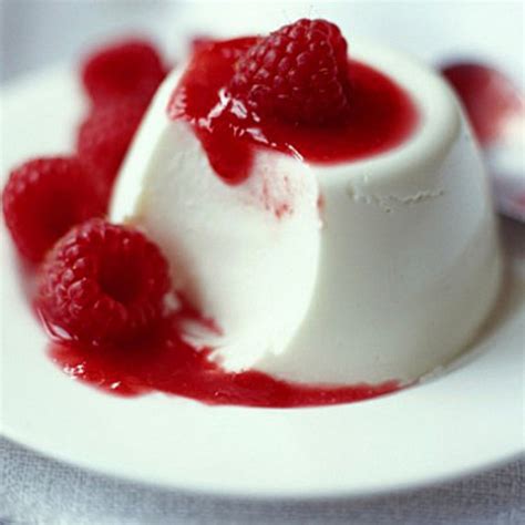 Panna cotta z malinovim prelivom