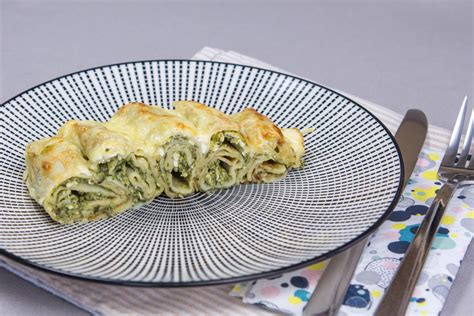 fotografija zapečenih gratiniranih palačink s špinačo in skuto v pekaču