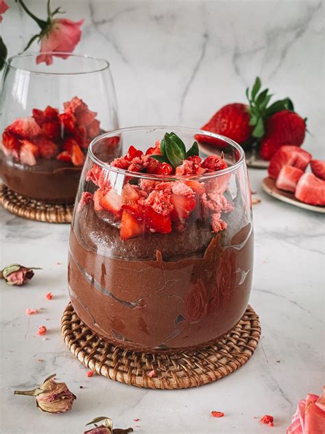 Čokoladni mousse s sladkim krompirjem in jagodami