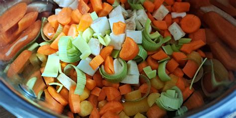 kuhanje zelenjavne juhe v kozici