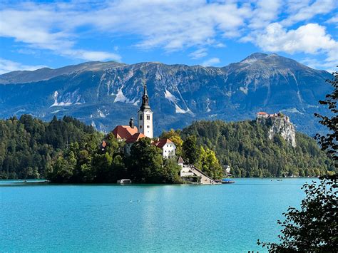 Tematska fotografija blejske kremšnite s pogledom na Blejsko jezero
