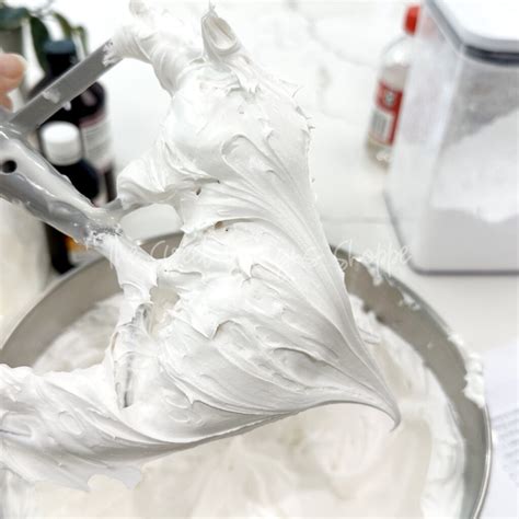 Priprava in brizganje beljakove glazure (royal icing)