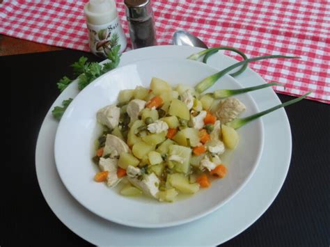 Poletna enolončnica z bučkami, krompirjem in testeninami