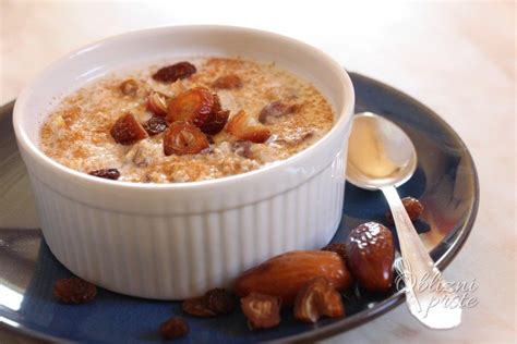 Otrok, ki okrašuje puding s sadjem
