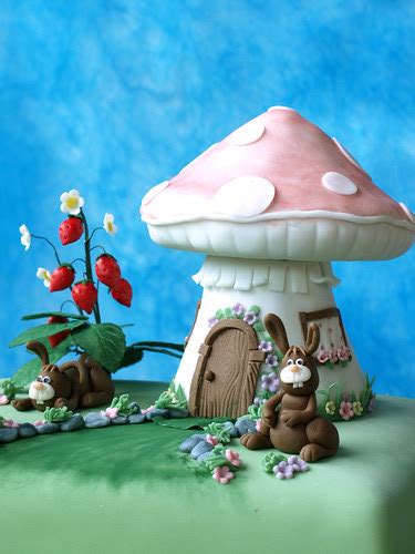 Tematska fotografija torte Gozdna vila s poudarkom na sestavinah