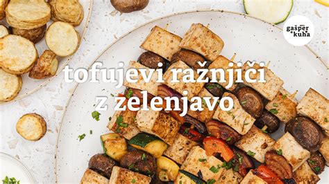 Prikaz tanko narezanega in mariniranega jajčevca na peki papirju