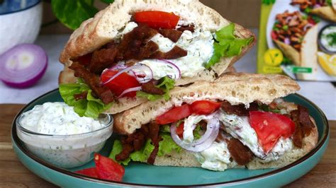 Fotografija: Domači gyros v lepinji s piščancem in tzatzikijem