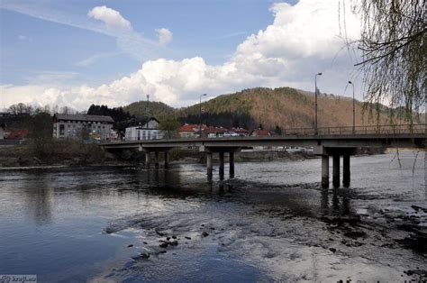 fotografija restavracije Pri Mostu v Litiji s poudarkom na zunanjosti in vhodu
