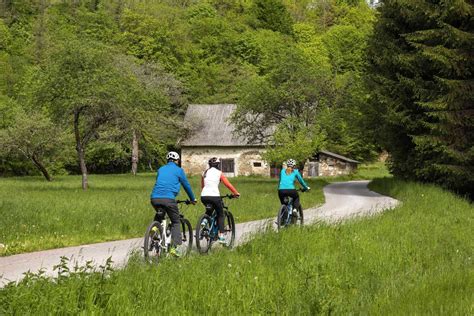 ilustracija ali fotografija otroškega napihljivega gradu, ki ponazarja družinam prijazno ponudbo restavracije