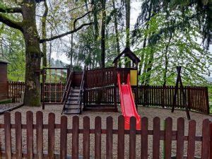 Fotografija urejenega zunanjega vrta z igrali za otroke v piceriji Pr'Pavlet