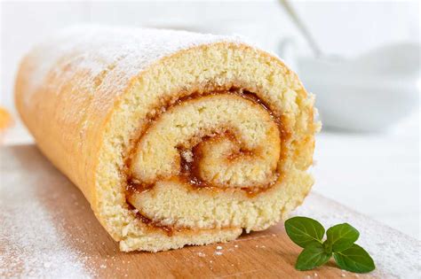 Sveže pečen biskvit za rolado