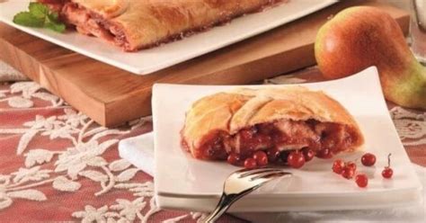 Eleganten hruškov zavitek z rezinami hrušk v obliki pahljače in mrežastim pokrovom