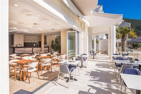 Prikaz Pizzerije Shark s teraso ob plaži Slanica