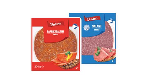prikaz postopka paniranja kolobarjev posebne salame v moki, jajcih in drobtinah