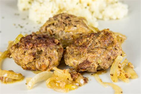 priprava mletega mesa s čebulo v ponvi