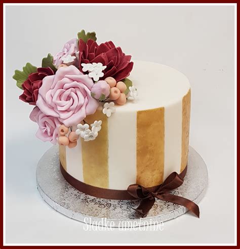 Fotografijo torte z ročno izdelanim kelihom