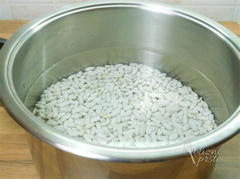 ilustracija namakanja fižola v posodi