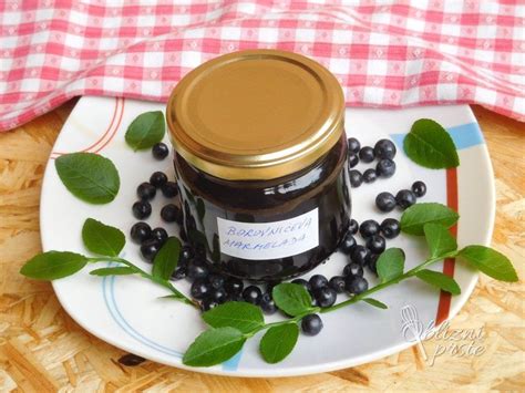Fotografija borovničeve marmelade v kozarcih