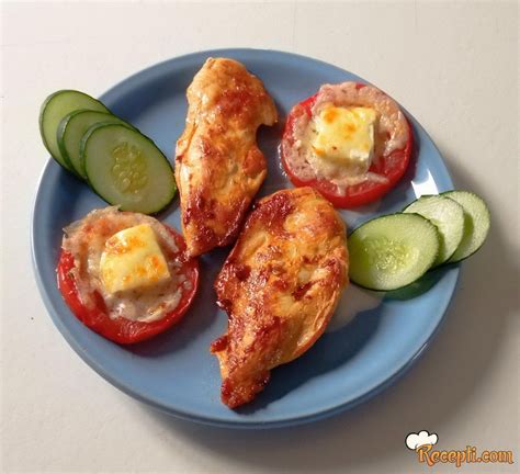 Slika piščanca z označenimi deli (prsa - belo meso, bedra - temno meso)