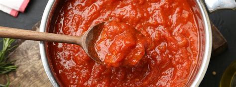 slika paradižnikove omake v kozici