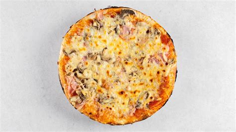 fotografija bogato obložene pizze s tankim testom iz Garaže