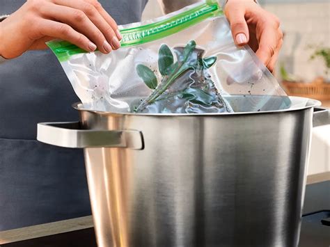 Tematska fotografija, prikaz sous vide kuhanja, z vakuumsko zaprto hrano v vodni kopeli