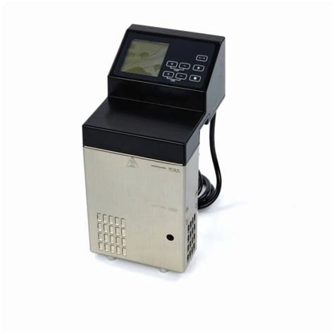 Slika potopnega sous vide kuhalnika v loncu z vodo