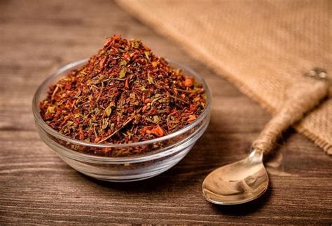 Različne začimbe, ki se uporabljajo pri vlaganju.