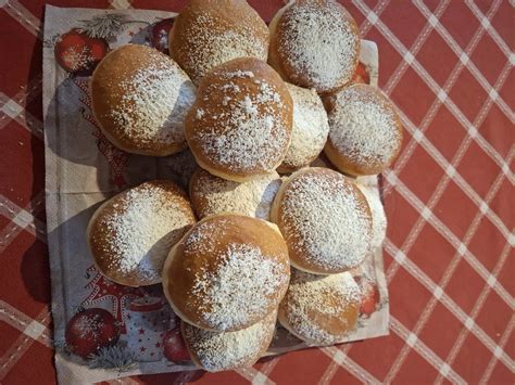 Fotografija tradicionalnih slovenskih krofov s sladkorjem v prahu