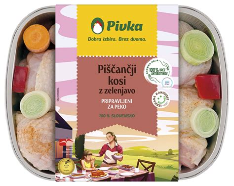 Piščančji kosi v pekaču, prekriti z moko, pripravljeni za peko v pečici
