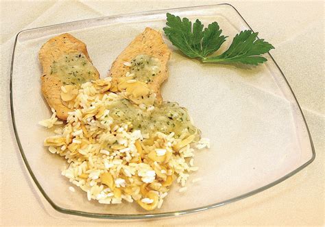 Sočen piščančji zrezek s hrustljavo panirano skorjico, postrežen na krožniku