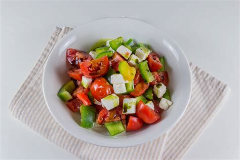 Ajdova solata s kuhanimi jajci, papriko in feta sirom